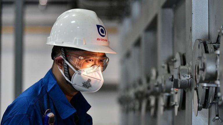 Air Liquide employee in China