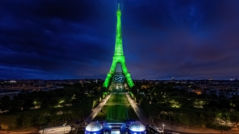 Illumination of the Eiffel Tower using renewable hydrogen supplied by Air Liquide
